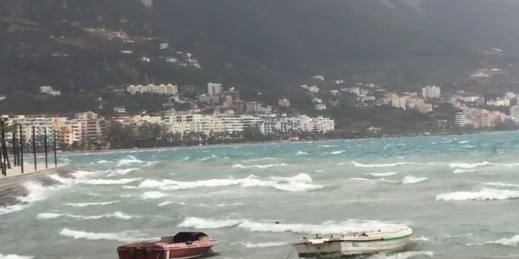 Moti i keq/ Pezullohet lundrimi i mjeteve të vogla dhe të peshkimit në Vlorë