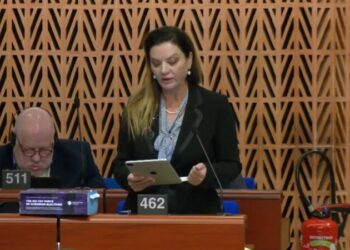 Vokshi ngre alarmin në Strasburg: Eksodi i të rinjve po zbraz Shqipërinë! Kur rinia largohet, demokracia gërryhet