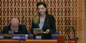 Vokshi ngre alarmin në Strasburg: Eksodi i të rinjve po zbraz Shqipërinë! Kur rinia largohet, demokracia gërryhet