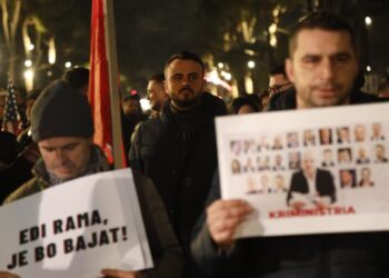 “Shqipëria Bëhet” e Lapajt proteston para Kryeministrisë, i bashkohet edhe deputeti demokrat