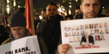“Shqipëria Bëhet” e Lapajt proteston para Kryeministrisë, i bashkohet edhe deputeti demokrat