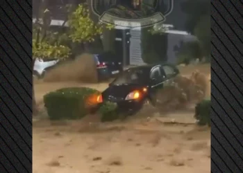 Moti i keq në Greqi, humb jetën një grua pasi u mor nga uji dhe u përplas nga një makinë (Video)