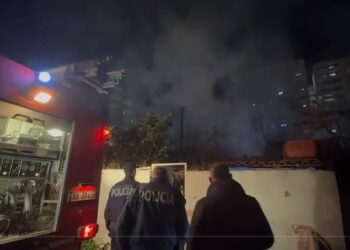 Lushnje/ Zjarri përfshin disa banesa, një vajzë e re dërgohet në spital e asfiksuar nga tymi