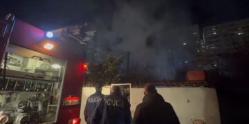 Lushnje/ Zjarri përfshin disa banesa, një vajzë e re dërgohet në spital e asfiksuar nga tymi