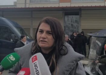 Zjarri te “5 Maji”/ Tregtarja e revoltuar: Policia bënte sehir, ndërsa zjarrfikësit ishin pa mjete