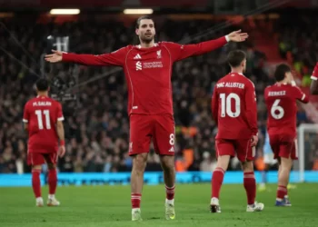 Një supergol dhe kartoni i kuq, Szoboszlai luftëtar i vetmuar në Anfield