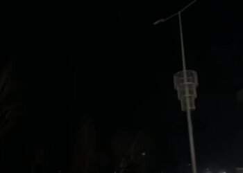 Vlora pa drita, punimet në rrjetin e ujësjellësit dëmtojnë linjën e energjisë në Lungomare