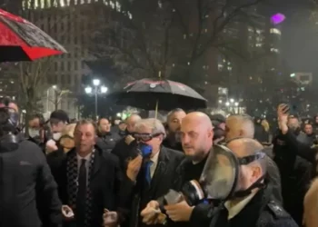 Me maskë kundra-gaz, Berisha ndjek nga afër përplasjet me policinë, një protestues dërgohet në spital