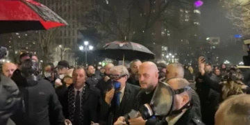 Me maskë kundra-gaz, Berisha ndjek nga afër përplasjet me policinë, një protestues dërgohet në spital