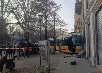 Tramvaji del nga shinat në Milano dhe përplas këmbësorët, një i vdekur dhe 39 të plagosur