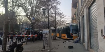 Tramvaji del nga shinat në Milano dhe përplas këmbësorët, një i vdekur dhe 39 të plagosur