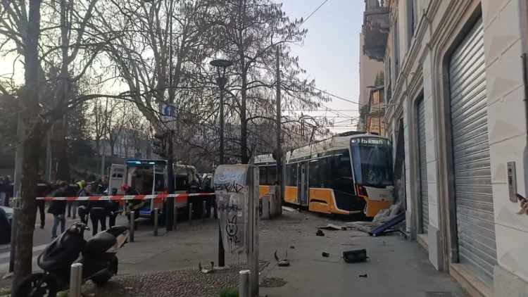 Tramvaji del nga shinat në Milano dhe përplas këmbësorët, një i vdekur dhe 39 të plagosur