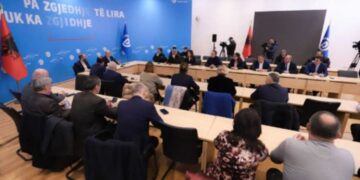 Deputetët e PD kundër Berishës: përplasje e fortë në mbledhjen me dyer të mbyllura për bojkotin e reformave