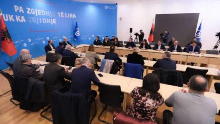 Deputetët e PD kundër Berishës: përplasje e fortë në mbledhjen me dyer të mbyllura për bojkotin e reformave