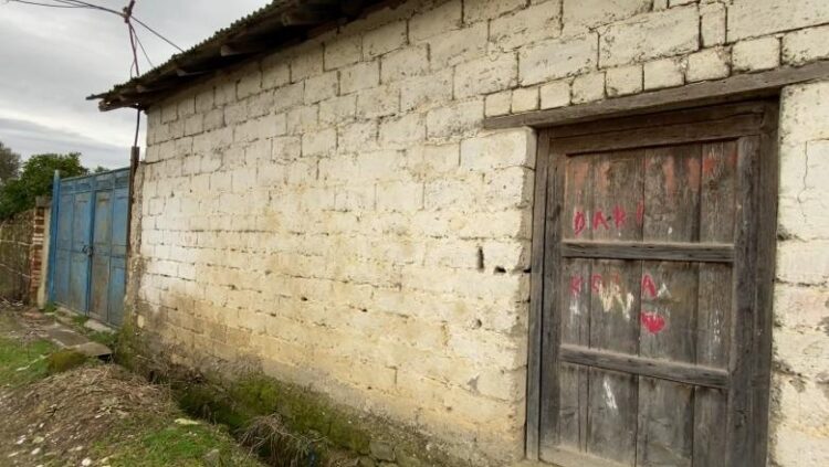 Sinonimi i një tragjedie, emri i djalit të familjes Kola i mbishkruar mbi derën e vulosur në Gryksh