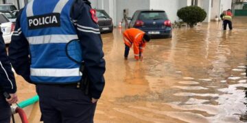 Përmbytje në Himarë/ Banorët: Përroi u mbush menjëherë, dëme në katet e para