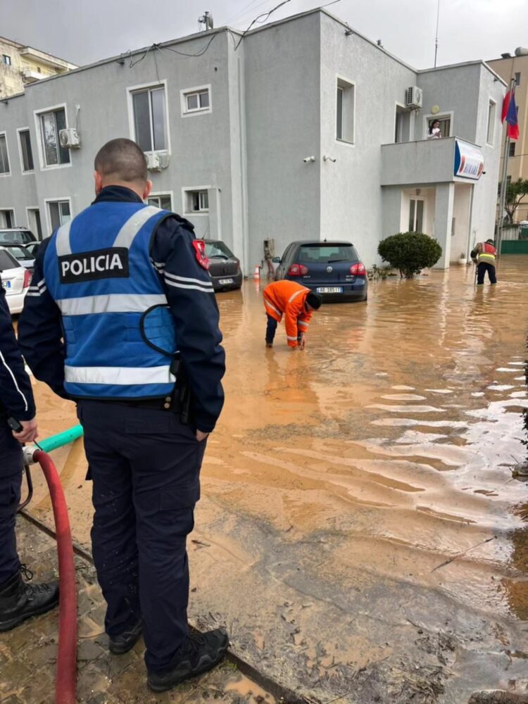 Përmbytje në Himarë/ Banorët: Përroi u mbush menjëherë, dëme në katet e para