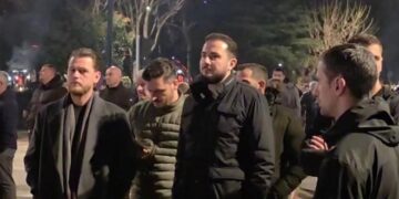 Salianji i bashkohet protestës së PD, i distancuar nga Berisha dhe i rrethuar nga një grup të rinjsh