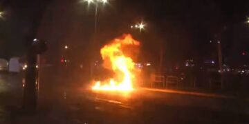 Plas sërish molotovi pranë Xhamisë së Namazgjasë, militantët e PD e kthejnë sheshin në ‘arenë lufte’