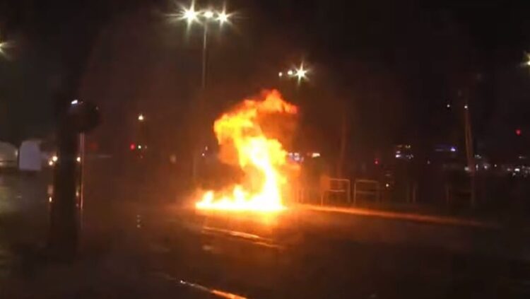 Plas sërish molotovi pranë Xhamisë së Namazgjasë, militantët e PD e kthejnë sheshin në ‘arenë lufte’