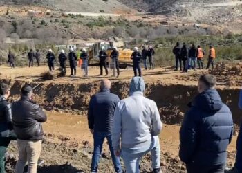 Protesta kundër resortit të Bashkim Ulajt në Rrjoll, banorët: Ky oligark po na grabit tokat