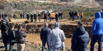 Protesta kundër resortit të Bashkim Ulajt në Rrjoll, banorët: Ky oligark po na grabit tokat