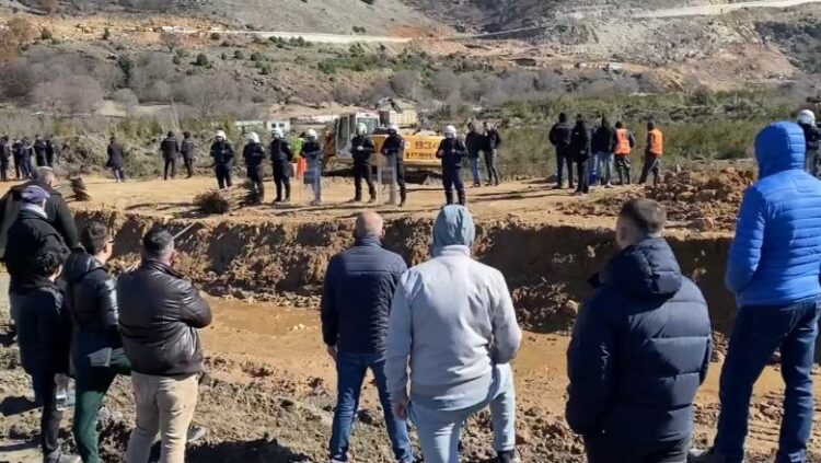 Protesta kundër resortit të Bashkim Ulajt në Rrjoll, banorët: Ky oligark po na grabit tokat