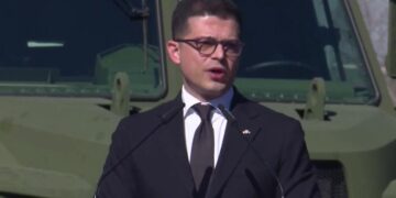 Mbërrijnë raketat amerikane JAVELIN, i shkarkuari Piro Vëngu në krah të Nancy VanHor