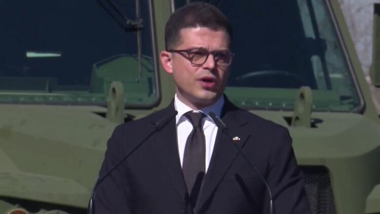 Mbërrijnë raketat amerikane JAVELIN, i shkarkuari Piro Vëngu në krah të Nancy VanHor