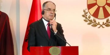Presidenti Begaj vendos kufjet edhe kur gazetarët e pyesin shqip