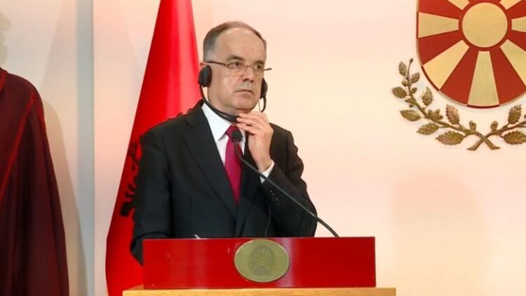 Presidenti Begaj vendos kufjet edhe kur gazetarët e pyesin shqip