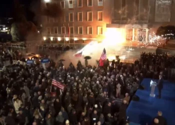 Molotovë drejt Kryeministrisë, forcat e rendit kundërpërgjigjen me gaz lotsjellës