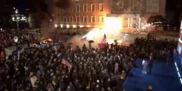 Molotovë drejt Kryeministrisë, forcat e rendit kundërpërgjigjen me gaz lotsjellës