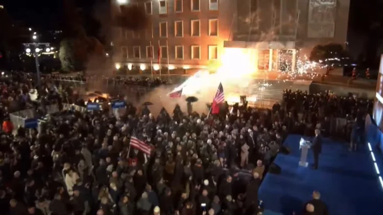 Molotovë drejt Kryeministrisë, forcat e rendit kundërpërgjigjen me gaz lotsjellës