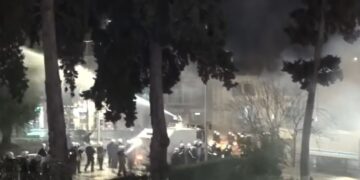 Përplasje tek Parlamenti, hidhen dhjetëra molotovë, policia përgjigjet me gaz lotsjellës