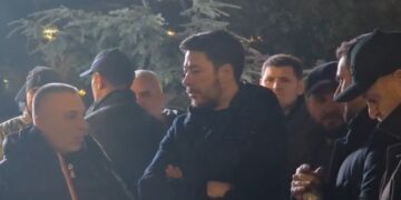 Protesta e PD, mes pjesëmarrësve edhe Shkëlzen Berisha, i shoqëruar nga një deputet