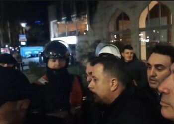 “Mbi 40 persona të ndaluar”/ Bardhi, Balliu, Këlliçi, Mziu dhe Noka përplasen me policinë