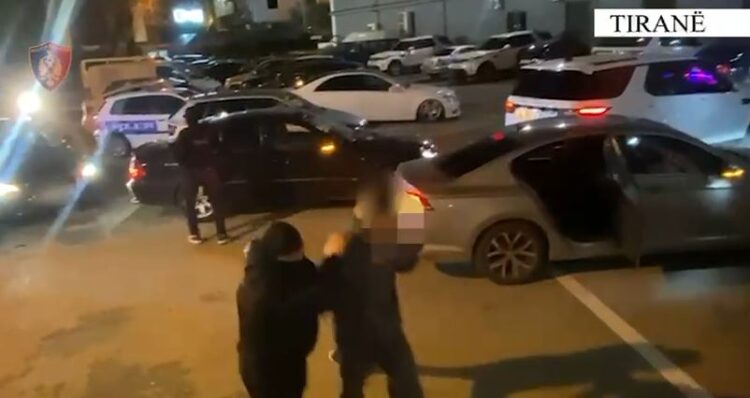 Klandestinë në Tiranë/ Dy të rinj u merrnin 2,700 euro secilit emigrant të paligjshëm