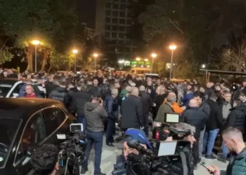 Protestuesit tërhiqen te selia e PD, Berisha mbyll protestën