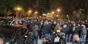 Protestuesit tërhiqen te selia e PD, Berisha mbyll protestën