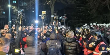 Gurë drejt kordonit të policisë, situata tensionohet në protestë