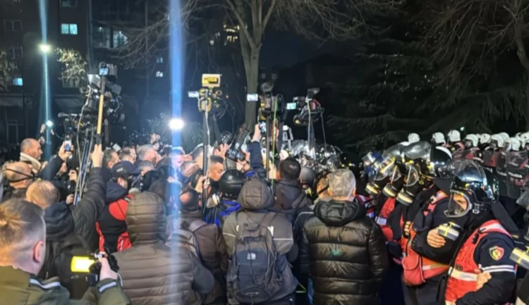 Gurë drejt kordonit të policisë, situata tensionohet në protestë