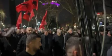 “Edi “Rama në Burg”/ Mijëra qytetarë para Kryeministrisë: Rama ik! (VIDEO)