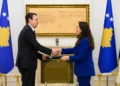 Albin Kurti mandatohet nga presidentja Osmani për formimin e qeverisë