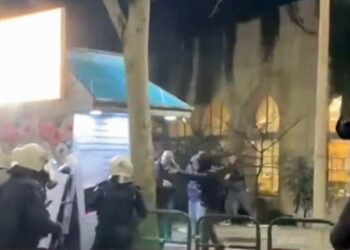 (VIDEO) Momenti kur goditet deputeti, çohet drejt Traumës, PD: Ka goditje në kokë