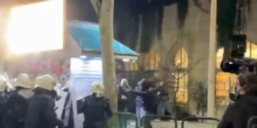 (VIDEO) Momenti kur goditet deputeti, çohet drejt Traumës, PD: Ka goditje në kokë