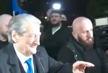 Berisha lë selinë e PD, i drejtohet sheshit para Kryeministrisë bashkë me simpatizantët