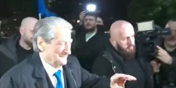 Berisha lë selinë e PD, i drejtohet sheshit para Kryeministrisë bashkë me simpatizantët