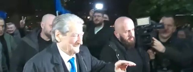 Berisha lë selinë e PD, i drejtohet sheshit para Kryeministrisë bashkë me simpatizantët
