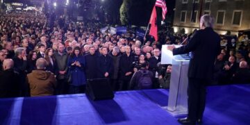 “Skenarët ndryshojnë”, Berisha, thirrje policëve: Bashkohuni me protestuesit, mos mbroni këta banditë